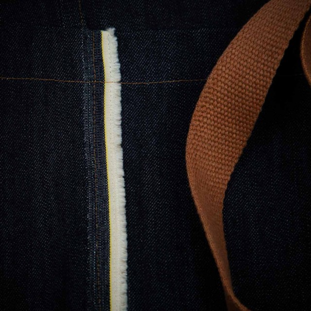 Jarekanten på tekstilet brukes som en kul designdetalj, og bidrar til minder avfall